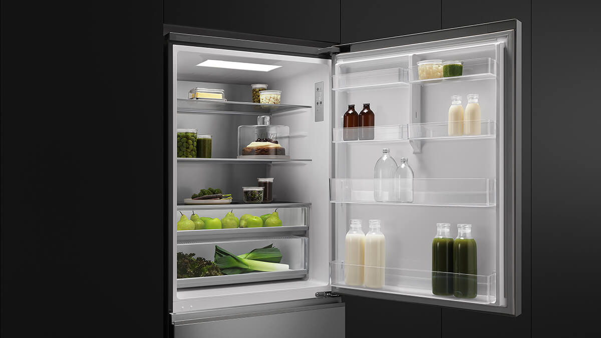 Airflow distribution across refrigerator shelves